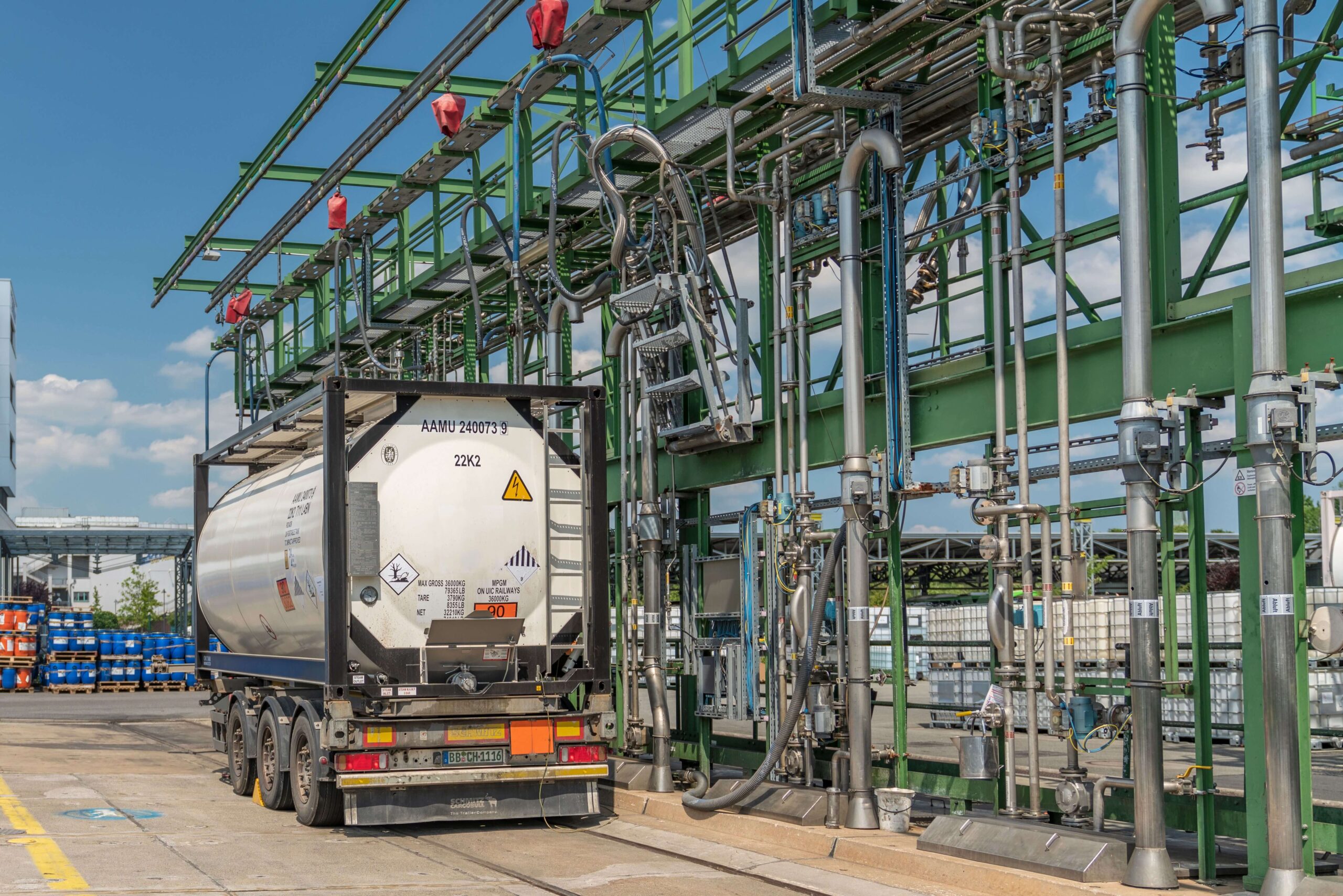 ISO container provided for emptying into the tank farm of a chemical plant